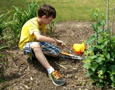 farm kids working in the dirt 004